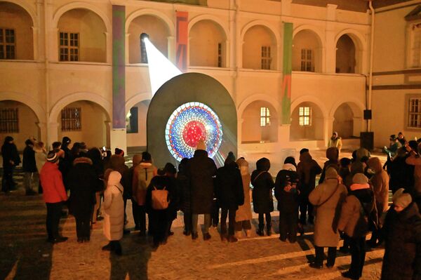 Литовские авторы Агне Стирне и Оскарас Стирна представили работу "Memory Garden". Создатели хотели напомнить о волшебных воспоминаниях детства, когда многие собирали свои коллекции дорогих сердцу предметов. - Sputnik Литва