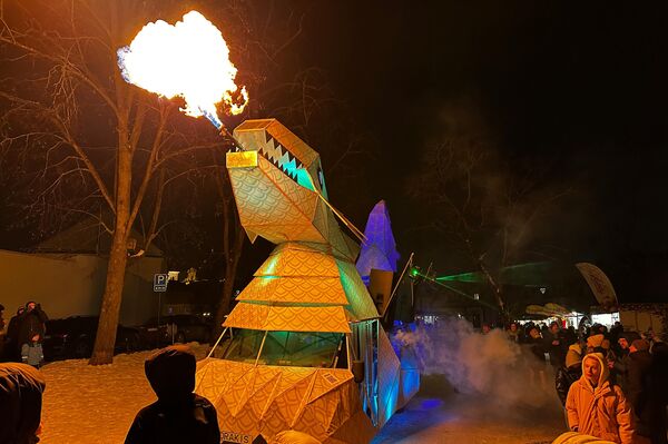 Команда Lituanica Birds создала огнедышащего дракона. По задумке, вокруг дракона можно было собираться всем, желающим потанцевать. - Sputnik Литва
