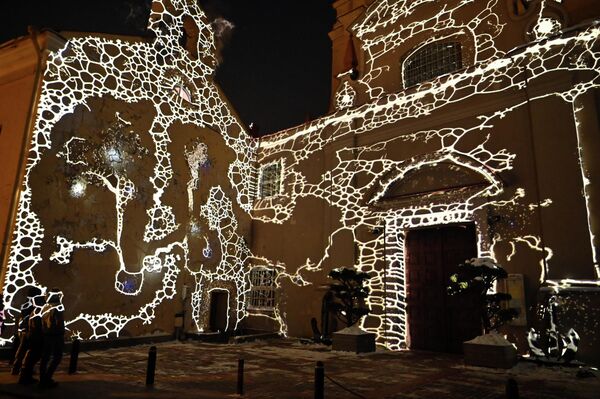 Команда из Германии Raumzeitpiraten отличилась уникальной задумкой для своей инсталляции "Physarum". По храму Святого Игнатия будто бы расползся "цифровой грибок", оплетая фасад здания и создавая причудливый узор. - Sputnik Литва