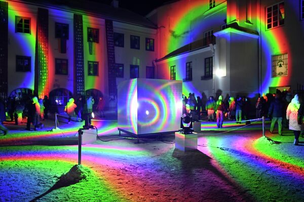 Во дворе Вильнюсского университета можно было увидеть работу "The White Hole" Ромы Сале. Преломления и игра света будто бы открывали портал в далекое будущее. - Sputnik Литва