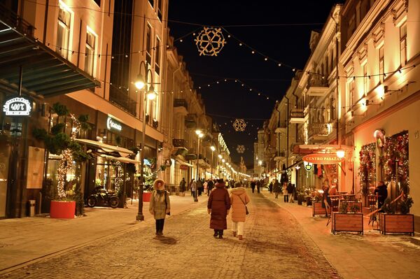 Не только здания, но и улицы города были красиво освещены. Можно было увидеть и рождественские декорации. - Sputnik Литва