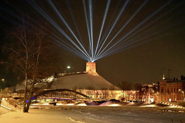 Из башни Гедиминаса в честь праздника традиционно в небо ударили световые лучи.  - Sputnik Литва