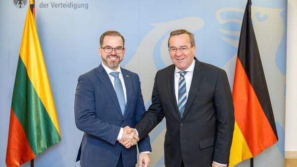 Министр обороны Литвы Робертас Каунас и министр обороны Германии Борис Писториус  - Sputnik Литва