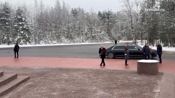 Президент РФ Владимир Путин возложил цветы к монументу Рубежный камень - Sputnik Литва