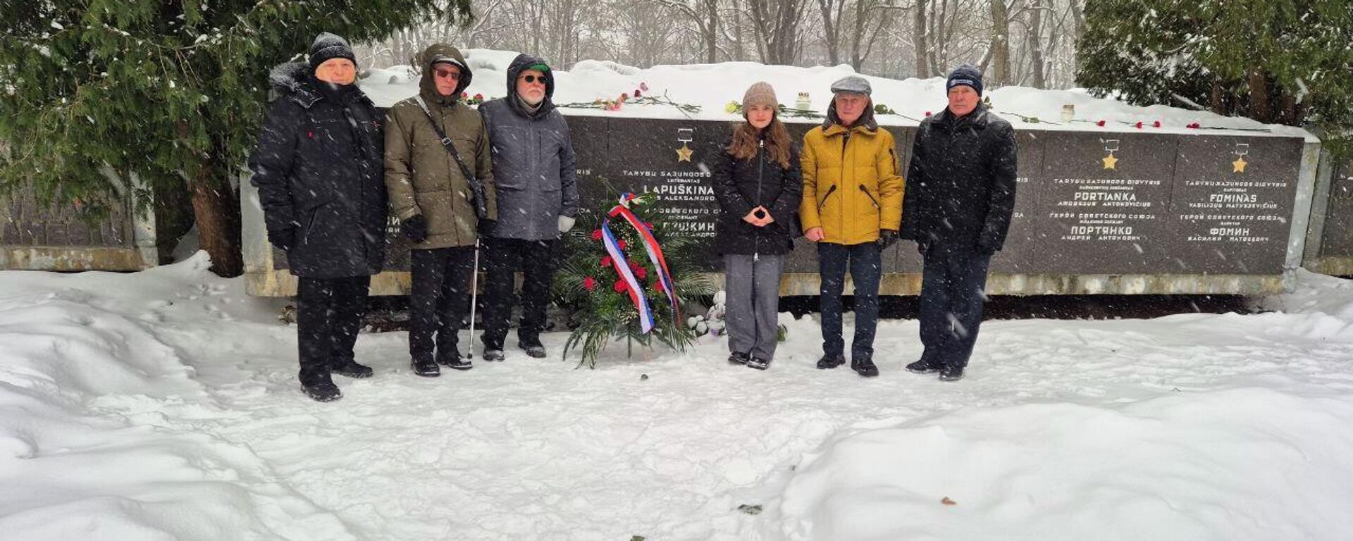 Сотрудники посольства России в Литве и ветераны у мемориала советским воинам - Sputnik Литва, 1920, 28.01.2026