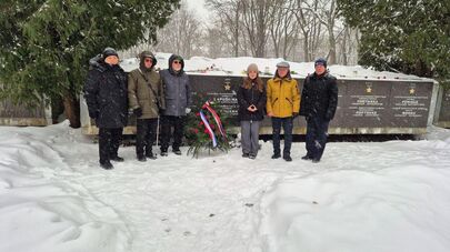 Сотрудники посольства России в Литве и ветераны у мемориала советским воинам