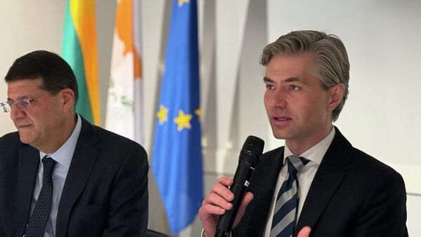 Глава МИД Литвы Кястутис Будрис на встрече с послами ЕС в Вильнюсе - Sputnik Литва