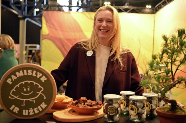 На фото: участница туристической выставки в Вильнюсе. - Sputnik Литва