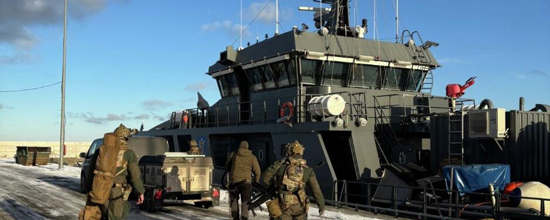 Полицейский спецназ K-komando задержал контейнеровоз, следовавший в Россию - Sputnik Литва, 1920, 04.02.2026