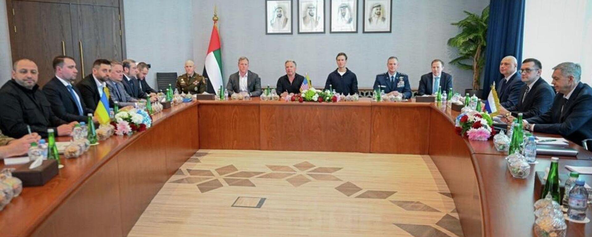 Переговоры представителей РФ, США и Украины в Абу-Даби - Sputnik Литва, 1920, 04.02.2026