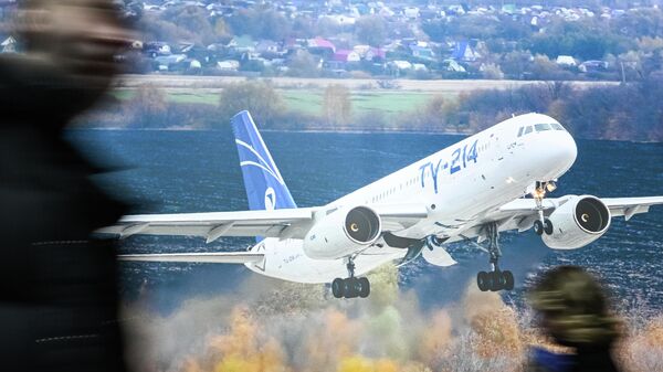 Плакат с изображением российского среднемагистрального самолёта Ту-214 на выставке 13-го Национального авиационного инфраструктурного салона в Москве - Sputnik Литва