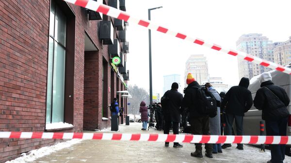 Люди у дома, где было совершено покушение на убийство генерала Минобороны РФ Владимира Алексеева - Sputnik Литва