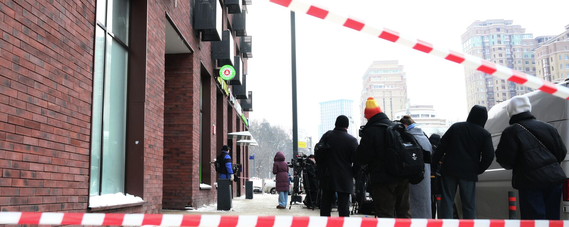 Люди у дома, где было совершено покушение на убийство генерала Минобороны РФ Владимира Алексеева - Sputnik Литва, 1920, 08.02.2026