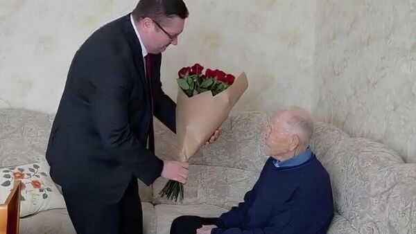 Временный поверенный в делах РФ в Литве Александр Елкин поздравил ветерана Великой Отечественной войны Николая Чадина с юбилеем - Sputnik Литва