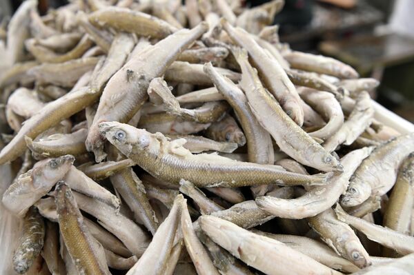 Поштучно жареную корюшку в этом году не продавали. За килограмм свежей рыбы просили 15-16 евро. - Sputnik Литва