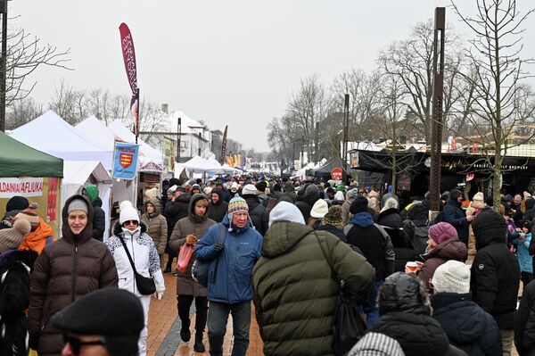 На улице Витаутаса развернулась ярмарка народного искусства и кулинарного наследия, где можно было познакомиться с творениями мастеров из Литвы и Латвии. - Sputnik Литва