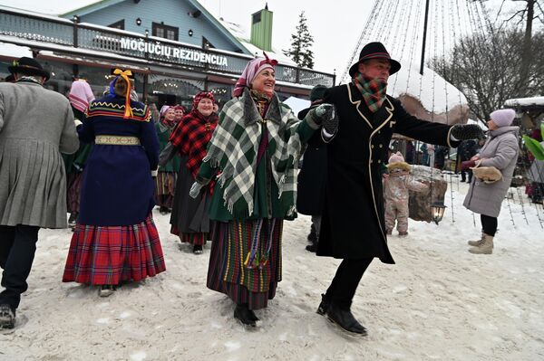 На главной сцене состоялся праздничный концерт с участием популярных исполнителей. - Sputnik Литва
