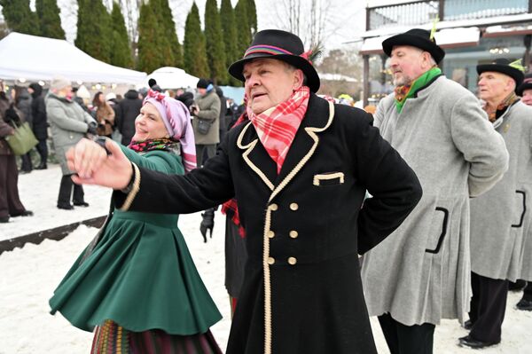 Организаторы подготовили для гостей насыщенную программу: конкурсы, песни народные танцы. - Sputnik Литва