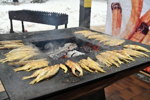 Порция жареной корюшки стоила 10-15 евро.  - Sputnik Литва