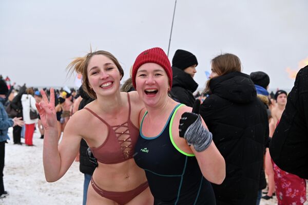 На фото: купающиеся на побережье в Паланге. - Sputnik Литва