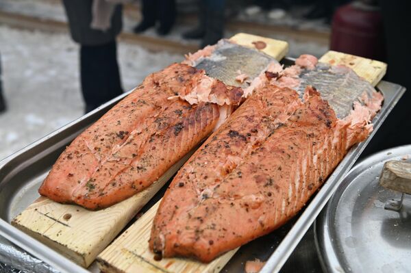 Тем не менее, у многих палаток выстраивались очереди, и некоторые торговцы к полудню уже распродали всю рыбу. - Sputnik Литва