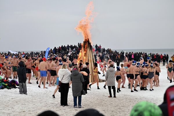 На пляже  развели большой костер, чтобы участники заплыва могли согреться. - Sputnik Литва