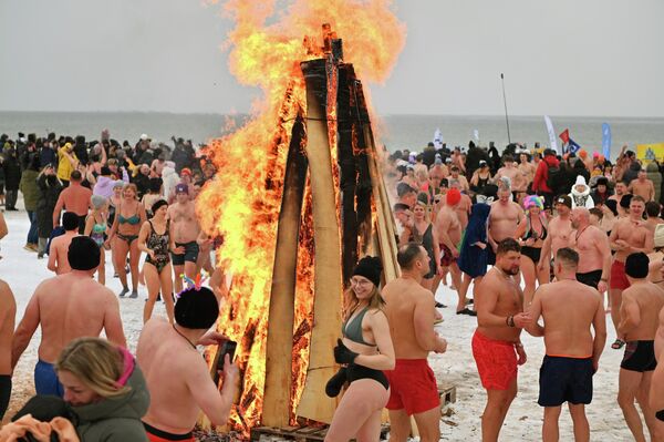 Более 400 участников со всей страны собрались, чтобы искупаться в море, несмотря на низкую температуру. - Sputnik Литва