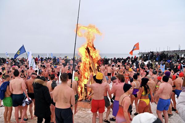 Праздник корюшки является одним самых популярных зимних праздников, которые проводятся на побережье. - Sputnik Литва