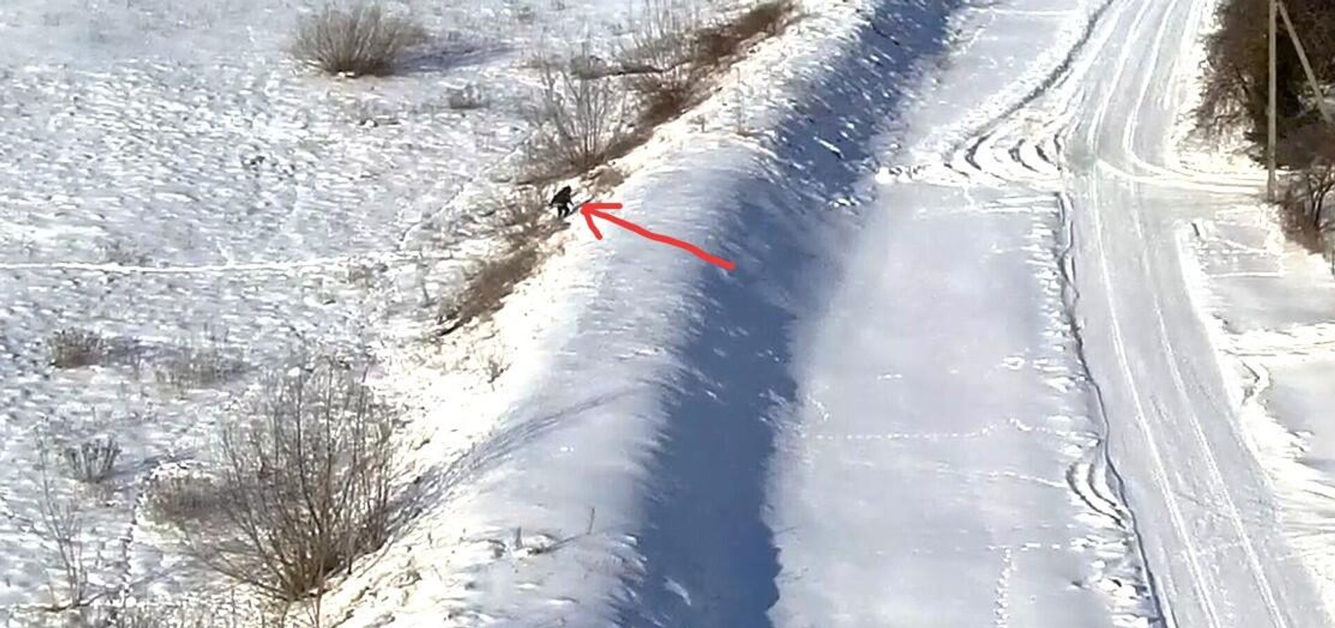 Мужчина пересекает границу Литвы с Россией через реку Неман - Sputnik Литва, 1920, 11.02.2026