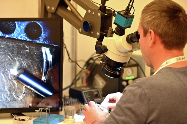 Каждый желающий мог наблюдать процесс создания ювелирных украшений. - Sputnik Литва