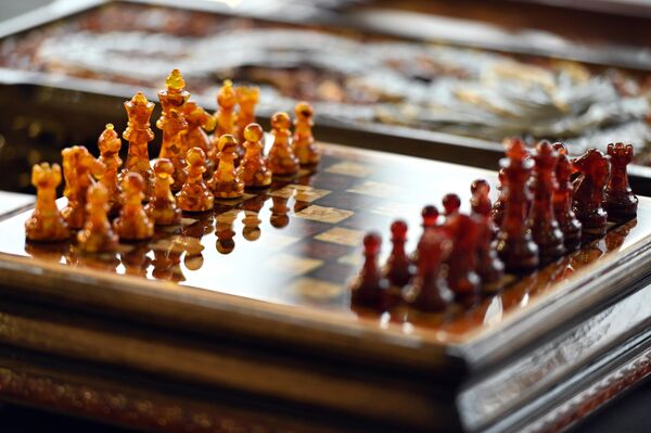 На фото: шахматы из янтаря на выставке Amber Trip. - Sputnik Литва