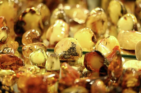 Значительная часть выставки посвящена деловым встречам — здесь устанавливаются новые контакты, представляются коллекции, заключаются соглашения о сотрудничестве. В то же время она остается открытой для широкой публики, приглашая посетителей познакомиться с ювелирным искусством как видом искусства. - Sputnik Литва