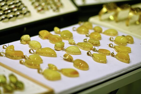 Около 60 процентов экспозиции на выставке посвящено янтарным украшениям, а 40 процентов – высококачественным ювелирным изделиям и другим изделиям из драгоценных камней. - Sputnik Литва