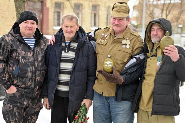 В боевых действиях на территории Афганистана приняли участие более 650 тысяч военнослужащих ограниченного контингента советских войск и 200 тысяч вольнонаемных граждан СССР практически всех национальностей. - Sputnik Литва