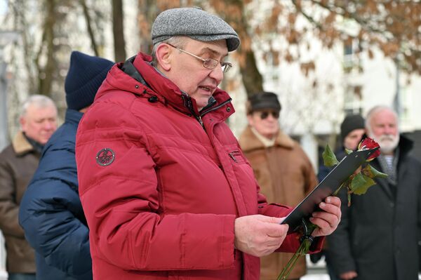 Перед собравшимися выступил председатель ветеранской организации воинов-интернационалистов Александр Литвиненко. - Sputnik Литва