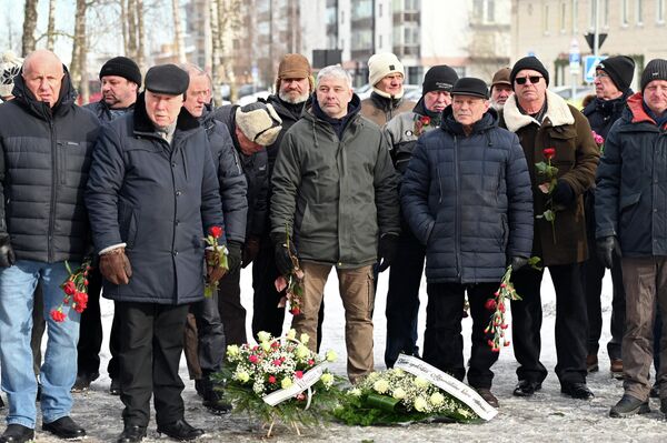 Участники акции возложили венки и цветы к памятнику павших воинов-интернационалистов. - Sputnik Литва