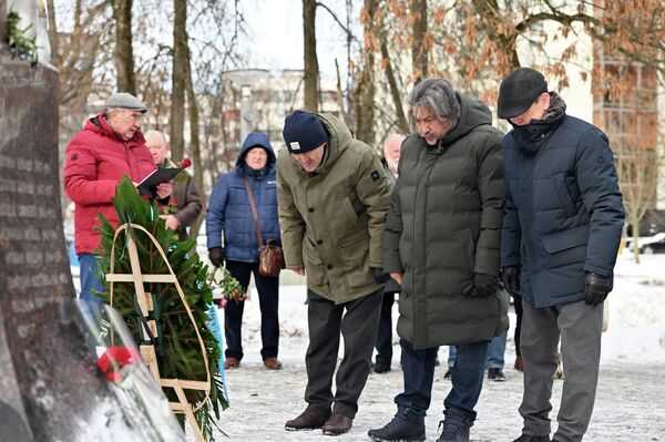 На фото: представители посольства Казахстана возложили цветы и венок к подножью памятника. - Sputnik Литва
