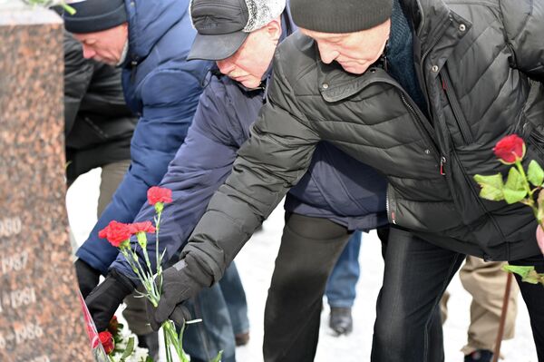 На фото: участники акции памяти возлагают цветы к мемориалу. - Sputnik Литва