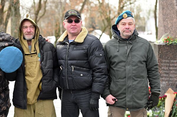 На фото: участники акции памяти в Вильнюсе в честь павших в Афганской войне. - Sputnik Литва