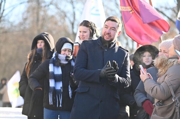 На фото: вице-мэр Вильнюса Витаутас Миталас приветствует участников шествия. - Sputnik Литва