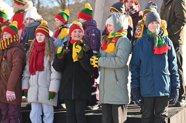 Также днем в честь праздника ​​состоятся танцевальные представления национальных ансамблей, а вечером на проспекте Гедиминаса зажгут традиционные костры. - Sputnik Литва