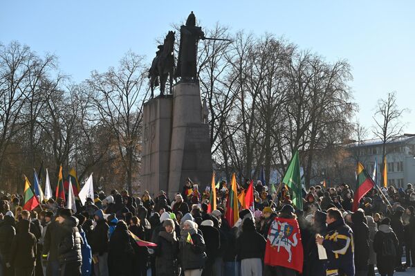 Шествие началось на Кафедральной площади, откуда участники направились к кладбищу Расу. - Sputnik Литва