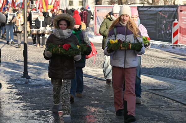 На фото: участники праздничного шествия. - Sputnik Литва