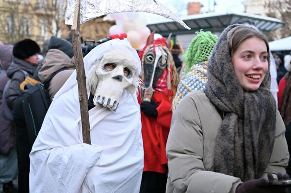 Самая яркая часть праздника - это участие ряженых.  - Sputnik Литва