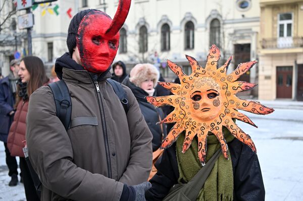 В центре сюжета литовской Масленицы - встреча и противоборство Зимы (Лашининиса) и Весны (Канапиниса). - Sputnik Литва