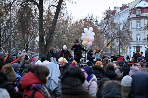 По традиции, на Ужгавенес (или Прощеный вторник) прогоняют со двора зиму и зазывают весну.  - Sputnik Литва