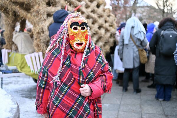 Участники шествия в честь проводов зимы наряжаются чертями, ведьмами, различными животными.  - Sputnik Литва