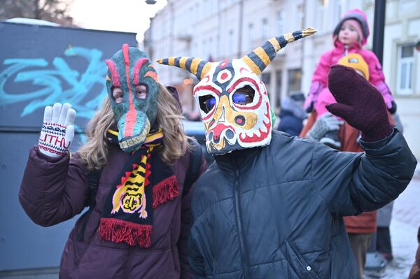 На фото: участники шествия в честь Ужгавенеса. - Sputnik Литва