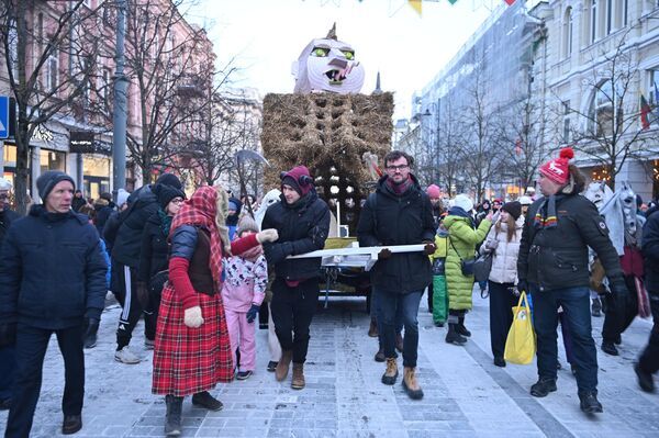 На фото: участники шествия в честь Ужгавенеса. - Sputnik Литва