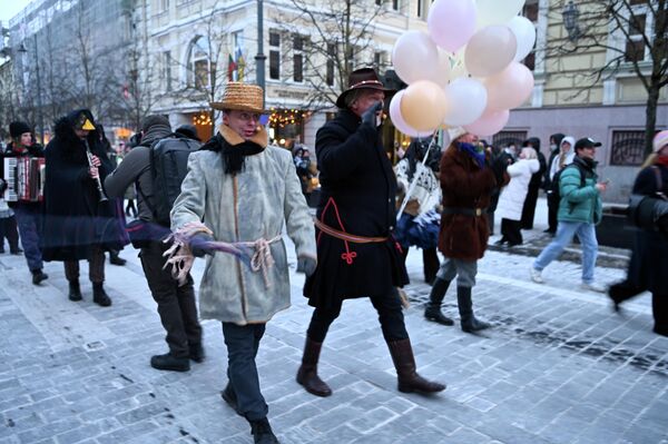 На фото: участники шествия в честь Ужгавенеса. - Sputnik Литва